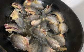 Hỏi cách rán cá không bị "bẻ cong", cô gái bất ngờ vì nhiều người đồng cảm và những pha tư vấn bá đạo đi vào lòng người