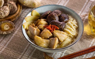 Mỗi khi lười hay mệt tôi chỉ nấu mỗi món bún gà mà cả nhà ai cũng thích!