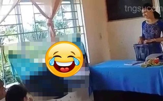 Đang đi học mà lại lên cơn buồn ngủ, nam sinh hồn nhiên nằm đu đưa bên cửa sổ khiến cô giáo được phen cười mệt nghỉ