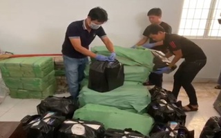 Bắt giữ ô tô 07 chỗ vận chuyển 9.000 bao thuốc lá lậu