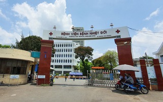 BV Bệnh Nhiệt đới TP.HCM: Phim phổi nam phi công người Anh mờ cả 2 bên, đông đặc toàn bộ bên phải
