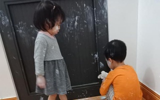 Vừa bầu bí vừa chăm 2 con nhỏ, mẹ bỉm sữa ngao ngán nhìn con "quậy banh nhà" nhưng đẻ xong bé út lại bất ngờ được nhờ 