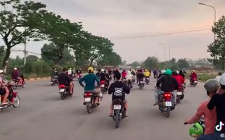 Sau 3 ngày nới lỏng cách ly: Nhóm "nam thanh nữ tú" lái xe máy dàn hàng ngang kín đường lớn, đánh võng, lạng lách và "quên" đội mũ bảo hiểm