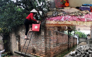 Hà Nội: Phá tường giải cứu cụ bà gần 80 tuổi ốm liệt giường bị hàng xóm "nhốt" trong nhà