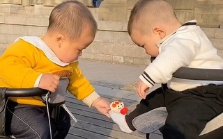 Em bé thích thú ngắm nghía đôi tất của bạn không rời mắt, hành động sau đó của bé khiến người mẹ không nói lên lời