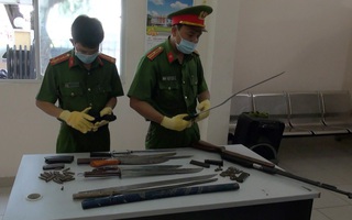 Người dân Sài Gòn 'rủ nhau' mang súng, vũ khí tự chế đến công an giao nộp