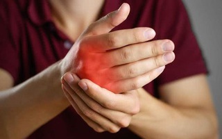 Lòng bàn tay nóng bất thường vào mùa hè, cảnh giác 6 loại bệnh nguy hiểm
