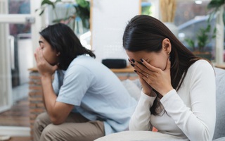 4 tháng sau sinh, mặc dù được mẹ chồng chăm bẵm từng ly nhưng chỉ một câu buột miệng của bà, vợ tôi liền bỏ cơm lao vào phòng khóc ỉ ôi và đòi ly hôn