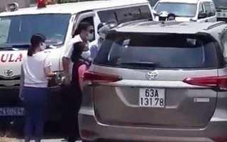 Bức xúc tài xế ô tô chạy lấn làn, ép xe cứu thương vào lề đường
