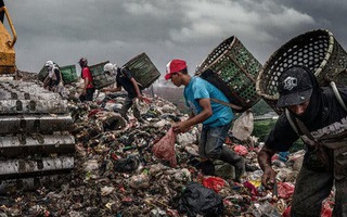 Ám ảnh những phận đời nhặt rác ở Indonesia: Thà chịu nhiễm Covid-19 còn hơn chết đói
