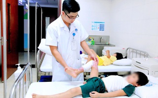 Bé trai 7 tuổi bị hoại tử vùng đùi và cẳng chân do gia đình tự ý điều trị bỏng, bác sĩ cảnh báo việc tuyệt đối không được làm khi bị bỏng