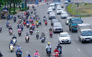 Quốc lộ thông thoáng còn bến xe vắng vẻ, người dân thảnh thơi từ Sài Gòn về quê nghỉ lễ muộn chiều 30/4