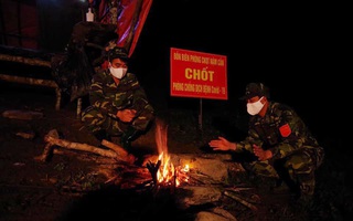 Bộ đội biên phòng thức trắng đêm, ăn cơm trên lá chuối để ngăn người dân vượt biên