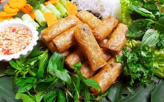 Ăn cơm mãi cũng chán, đổi món cho bữa tối với bún nem thơm nức giòn rụm thôi!