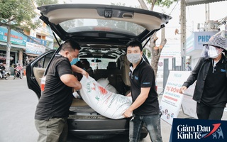 Ảnh: Người Sài Gòn ùn ùn chở gạo đến góp, máy "ATM" cũng nhả gạo như nước cho người nghèo