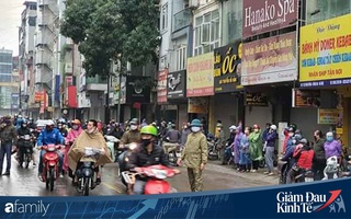 Hà Nội: Giải tán đám đông, quà từ thiện được trao tận tay người nghèo