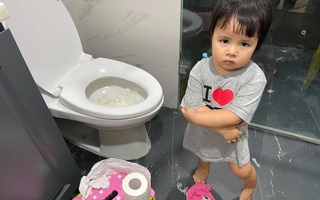 Bị bắt quả tang thả đầy giấy vệ sinh vào toilet, con gái MC Minh Trang ra vẻ hối lỗi nhưng câu nói cuối cùng khiến mẹ "ngã ngửa"