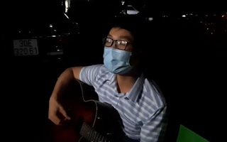Tiếng hát trong đêm phong tỏa và thông điệp từ bệnh viện Bạch Mai: Hạnh phúc khi ta lại được gần bên nhau