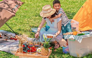 Ngay ở Hà Nội có bãi cỏ rộng thênh thang, tha hồ đưa con đi picnic cuối tuần mà cảnh lại đẹp ngỡ trời Tây