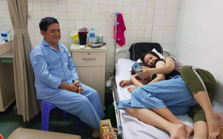 Hài hước biểu cảm của ba khi 2 con gái rượu tới thăm rồi "chiếm" luôn giường bệnh: "Bây làm con tao hơi lâu rồi á"