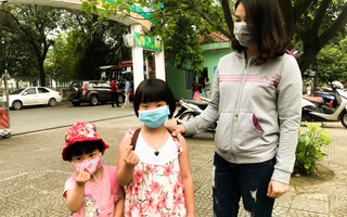 Cảm xúc ngày đầu đi học sau kỳ nghỉ dịch kéo dài: Học sinh hớn hở "Ở nhà con chán lắm rồi", phụ huynh yên tâm cho con quay lại trường lớp