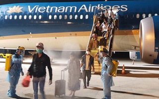 Nữ bệnh nhân nhiễm Covid-19 từ Dubai về đang sốt cao 39 độ C, suy hô hấp phải chuyển lên BV Bệnh Nhiệt đới để điều trị