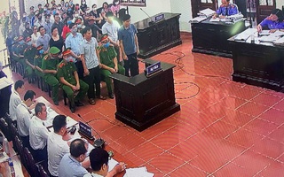 Những hình ảnh đầu tiên trong phiên xét xử gian lận thi cử tại Hòa Bình