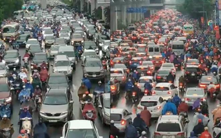 Hà Nội mưa trắng trời, giao thông hỗn loạn, nhiều tuyến phố kẹt cứng