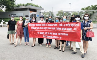 Hà Nội: Trường Quốc tế Singapore thu 80% học phí dù học sinh nghỉ học tránh dịch, phụ huynh đội nắng lên trường phản đối 
