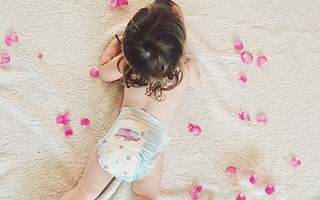 Con 4 tuổi vẫn đóng bỉm nên bị mọi người giễu cợt, bà mẹ đáp trả: "Rồi con sẽ bỏ bỉm, chỉ là chưa đến lúc mà thôi!"