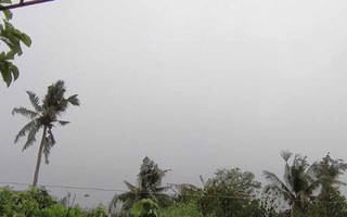 Bão mạnh tấn công Philippines, hàng chục ngàn người vừa chạy vừa lo Covid-19