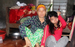 Góa phụ đội đơn tìm công lý cho con gái tật nguyền bị hàng xóm hiếp dâm