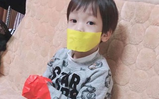 Nghe lời mẹ dặn chơi phải giữ trật tự, hai chị em liền nghĩ ra trò "bá đạo", đúng yêu cầu nhưng khiến mẹ một phen sững sờ