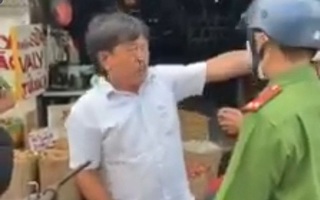 Đưa thẻ nhà báo hết hạn ra đòi trả xe vi phạm, thách thức công an