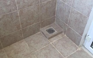 Nhìn cách thiết kế ống thoát nước sàn nhà vệ sinh độc nhất vô nhị này, dân mạng đồng loạt thốt lên: "10 điểm cho kiến trúc sư"
