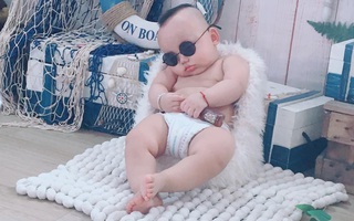 Đang buồn ngủ mà bị bắt đi chụp ảnh, bé 8 tháng ngủ gật ngon lành, bố mẹ làm đủ trò cũng nhất định không dậy