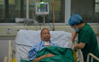 BS kể chuyện điều trị bệnh nhân Covid-19 nặng: 8 người thay nhau ép tim rã rời tay, có lúc tưởng buông bỏ...