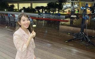 MC Diệp Chi tâm sự hậu trường hài hước khi ghi hình: Chưa lên sóng đã sụt hố kẹt cả giày, vừa quay xong mưa gió to bay cả phông bạt
