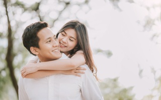 Cứ chạm tới người, vợ lại đẩy chồng ra khiến anh nghi cô phản bội nhưng khi tận mắt thấy cô tắm, anh lại nghẹn lòng 