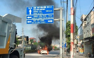 Xe ô tô 4 chỗ bất ngờ bốc cháy dữ dội khi chờ tín hiệu đèn giao thông
