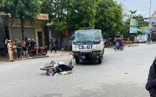 Xe máy va chạm với xe cảnh sát giao thông, hai mẹ con nguy kịch