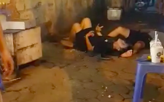 Clip: 2 nam thanh niên "bơi ngửa" giữa đường, toàn thân co giật nghi do phê cỏ mỹ khiến nhiều người hoảng hốt
