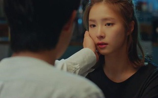 Hớn hở cầm giấy tờ nhà đến cầu hôn bạn gái, cô ấy thở dài đưa lại cho tôi một tấm thiệp mời đỏ chót kèm câu nói cả đời khó quên