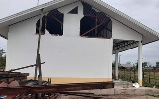 Giông lốc gây sập đổ hàng trăm nhà dân ở Trung và Nam Lào