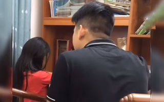 Bố hỏi: "3 cái làn, mỗi làn có 4 quả táo thì tổng cộng có bao nhiêu quả", con gái tỉnh bơ đáp 1 câu khiến bố giận tím người