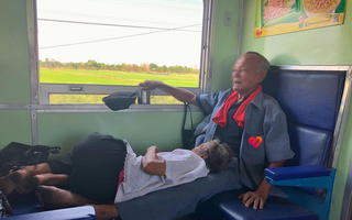 Cụ ông kê chân cho bà nằm trên chuyến tàu xa: "Đã chọn đúng người, thì cả đời này đâu cần phải lớn lên"