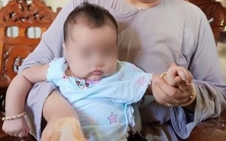 Bé gái xinh như "thiên thần" bị bỏ rơi trước cổng chùa lúc rạng sáng