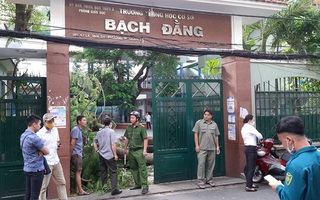 TP.HCM: Cây phượng trong sân trường bật gốc đè trúng 13 học sinh, 1 em tử vong tại bệnh viện