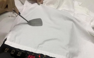 Không có bàn là, cô vợ nghĩ ra cách là áo bằng muôi và bếp từ khiến dân tình phải ngả mũ bái phục