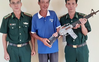 Giăng lưới đánh cá ở cửa biển, bất ngờ 'bắt được' súng quân dụng